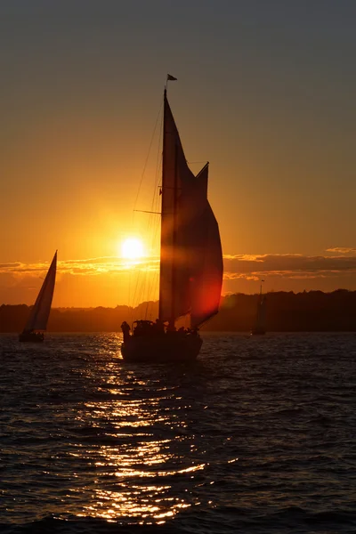 Segelboote bei Sonnenuntergang. — Stockfoto