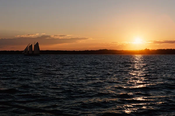 Segelboot bei Sonnenuntergang. — Stockfoto