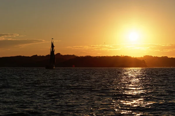 Barca a vela al tramonto . — Foto Stock