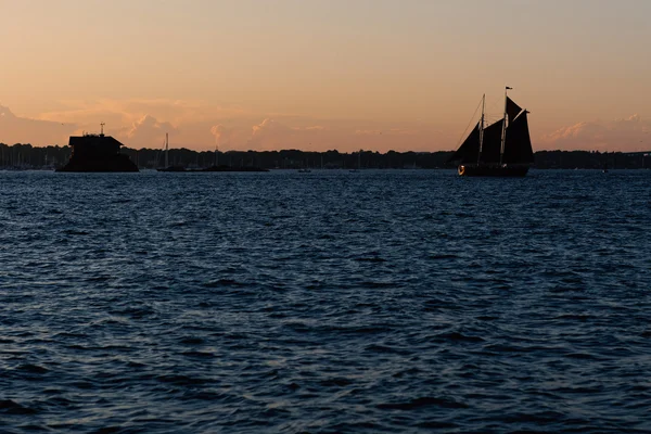 Sail boat at sunset. — Stock Photo, Image