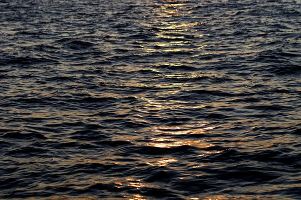 Belo pôr do sol sobre o oceano . — Fotografia de Stock