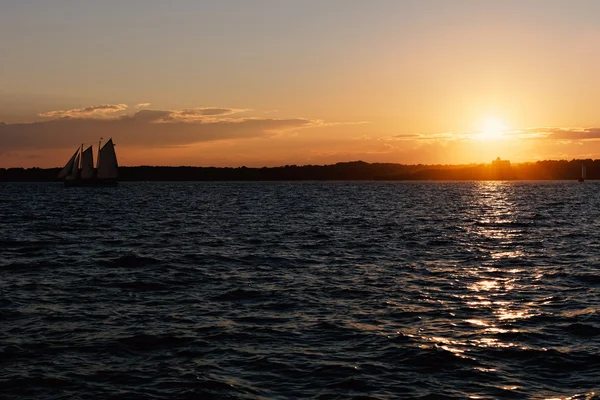 Segelboot bei Sonnenuntergang. — Stockfoto