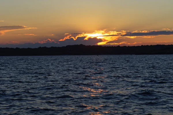 Vacker solnedgång över havet. — Stockfoto