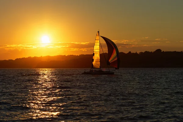 Segelboot bei Sonnenuntergang. — Stockfoto