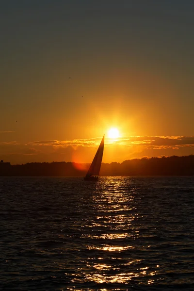 gün batımında yelkenli tekne.