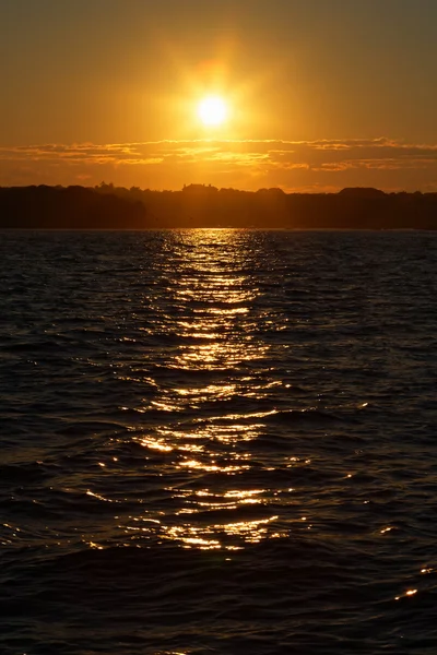 Schöner Sonnenuntergang über dem Ozean. — Stockfoto