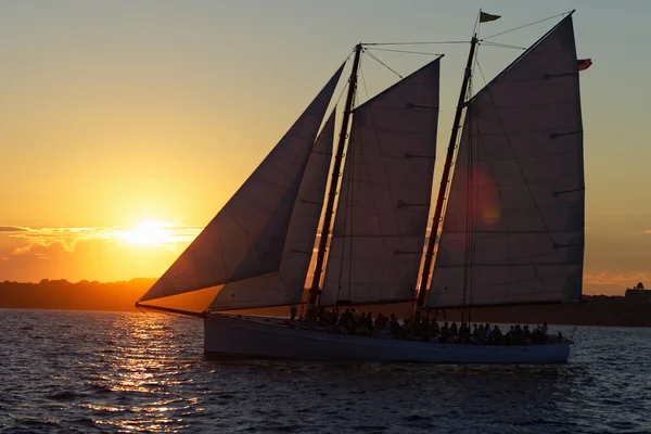 Segelboot bei Sonnenuntergang. — Stockfoto