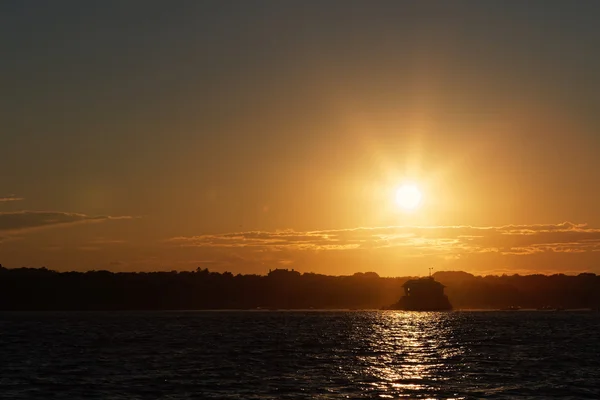 Belo pôr do sol sobre o oceano . — Fotografia de Stock