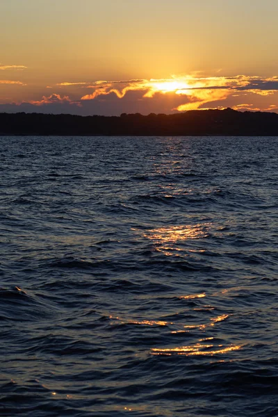 바다 위에 아름 다운 석양. — 스톡 사진