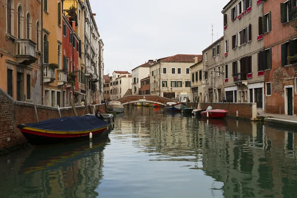 Vue sur la rue de Venise en Italie — Photo