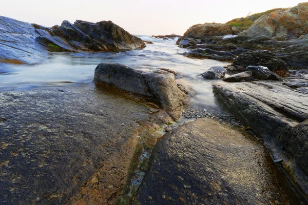 Oceaan rotsenstranden — Stockfoto