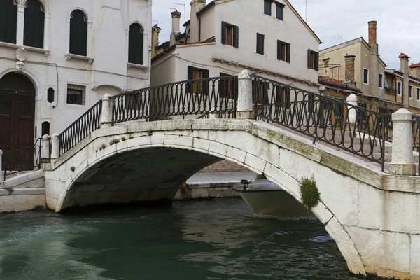 Vue sur la rue de Venise en Italie — Photo