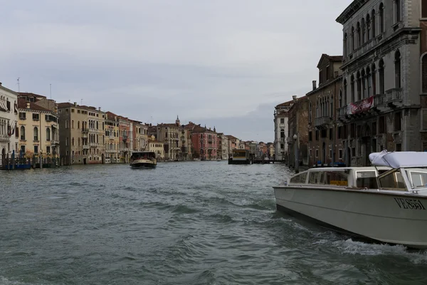 Vue sur la rue de Venise en Italie — Photo