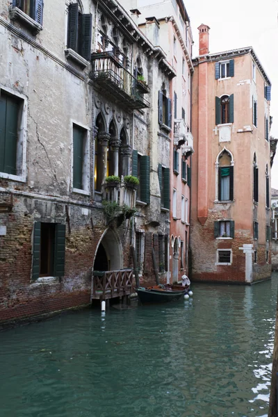 Vue sur la rue de Venise en Italie — Photo