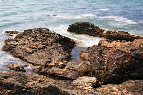 Skalisty brzeg oceanu — Zdjęcie stockowe