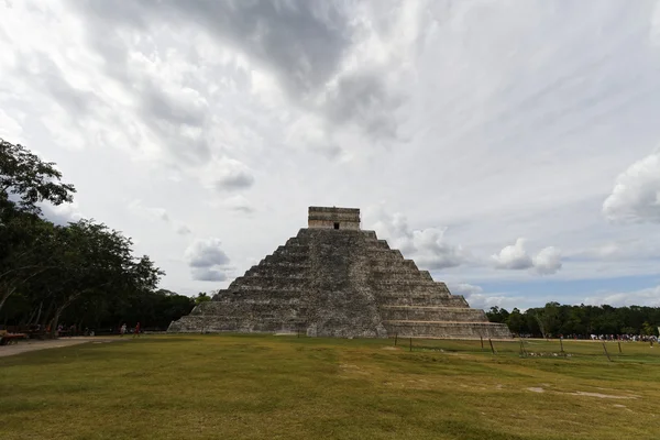 Руїни майя Чичен-Іца в Мексиці — стокове фото