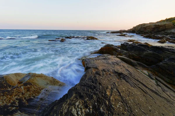 Skalisty brzeg oceanu — Zdjęcie stockowe