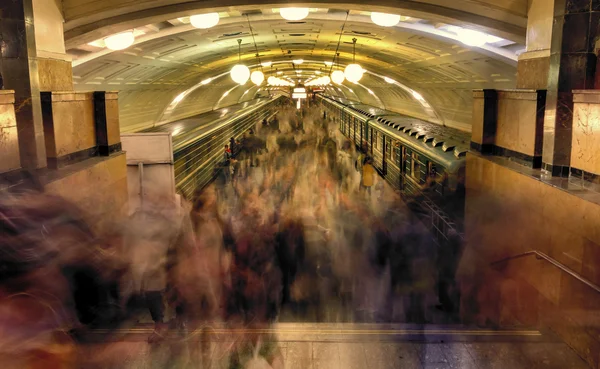 Tráfego de pedestres humanos no metrô de Moscou — Fotografia de Stock