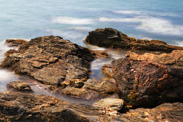 Океан скелястий берег — стокове фото