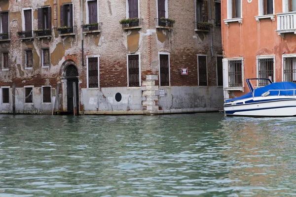 Vue sur la rue de Venise en Italie — Photo