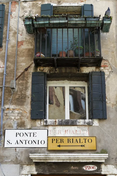 Вид на улицу Венеции в Италии — стоковое фото