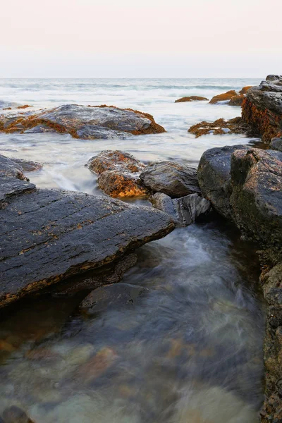 Скалистый берег океана — стоковое фото
