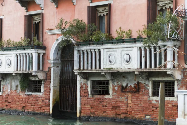 Vue sur la rue de Venise en Italie — Photo