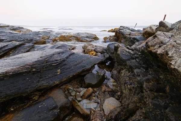 Oceaan rotsenstranden — Stockfoto