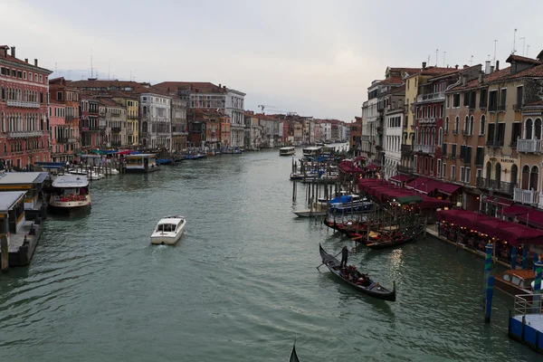 Vue sur la rue de Venise en Italie — Photo