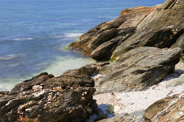 Oceaan rotsenstranden — Stockfoto