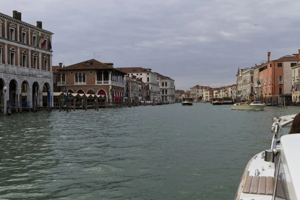 Vue sur la rue de Venise en Italie — Photo