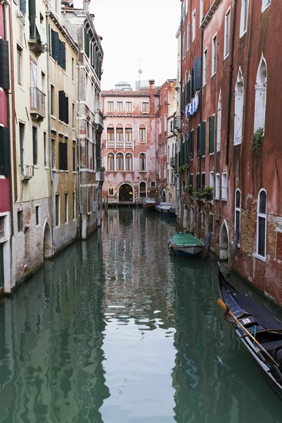 Vue sur la rue de Venise en Italie — Photo