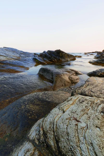 Oceaan rotsenstranden — Stockfoto