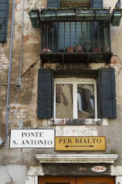 Straßenansichten von Venedig in Italien — Stockfoto