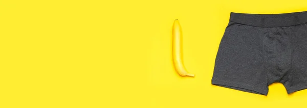 Творча Концепція Чоловічої Потенції Сірі Бавовняні Трусики Свіжий Банан Жовтому — стокове фото