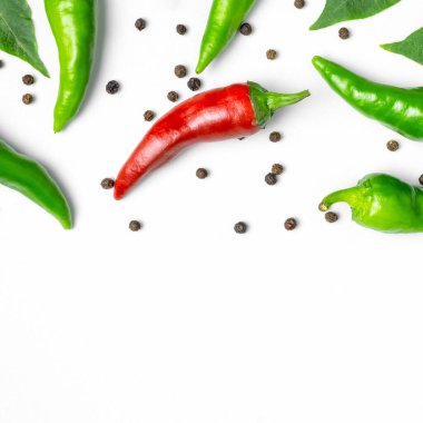 Kırmızı ve yeşil taze kırmızı biber, beyaz arka planda kuru siyah biber düz manzaralı. Yemek için baharat, yemek için baharat, acı biber, yemek. Yaratıcı düzen, kırmızı biber deseni.