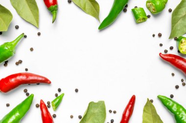 Sıcak kırmızı ve yeşil kırmızı biber körfez yaprağı beyaz arka planda kuru siyah karabiber düz bir manzarada yatıyordu. Yemek için baharat, yemek için baharat, acı biber, yemek. Yaratıcı düzen, desen.