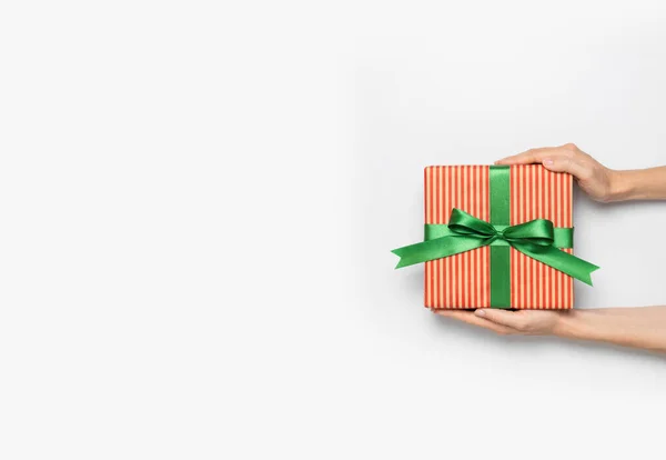 가벼운 배경에 줄무늬 용지에 상자를 크리스마스 발렌타인데이 놀라다 — 스톡 사진