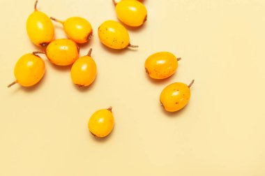 Bej arka planda taze olgun deniz dikenleri. Olgun dutların arka planı. Makro fotoğrafçılık. Meyveli organik arka plan. Sağlıklı yiyecek, vitamin meyvesi..