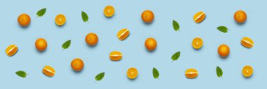 Meyve deseni, yaratıcı yaz konsepti. Taze sulu ve dilimlenmiş portakal, mavi arka planda yeşil nane yaprakları. Üst Manzara Düz Yerde. Minimalist arka plan narenciye meyveleri, C vitamini pop sanatı..