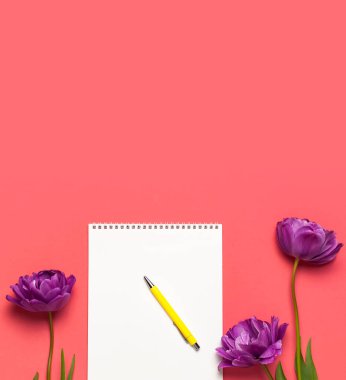 Bahar çiçekleri düzleşmişti. Sarı leylak rengi şakayık laleler beyaz albüm defteri pembe arka planda kalem yazıyor. 8 Mart, Anneler Günü, bayram, doğum günü düğünü veya mutlu bir olay için güzel bir tebrik kartı..