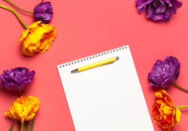 Bahar çiçekleri düzleşmişti. Sarı leylak rengi şakayık laleler beyaz albüm defteri pembe arka planda kalem yazıyor. 8 Mart, Anneler Günü, bayram, doğum günü düğünü veya mutlu bir olay için güzel bir tebrik kartı..