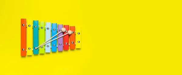 Parlak Sarı Arka Plan Üzerinde Çok Renkli Ahşap Ksilofon Şok — Stok fotoğraf