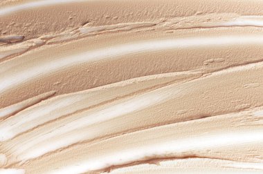 Yüz için sıvı temel dokusu. Makyaj, dekoratif kozmetik, beyaz arka planda izole edilmiş bej fondöten. Vakıf yüz makyajı örnekleri, yüz kapatıcı dokusu. Kozmetik arkaplan.