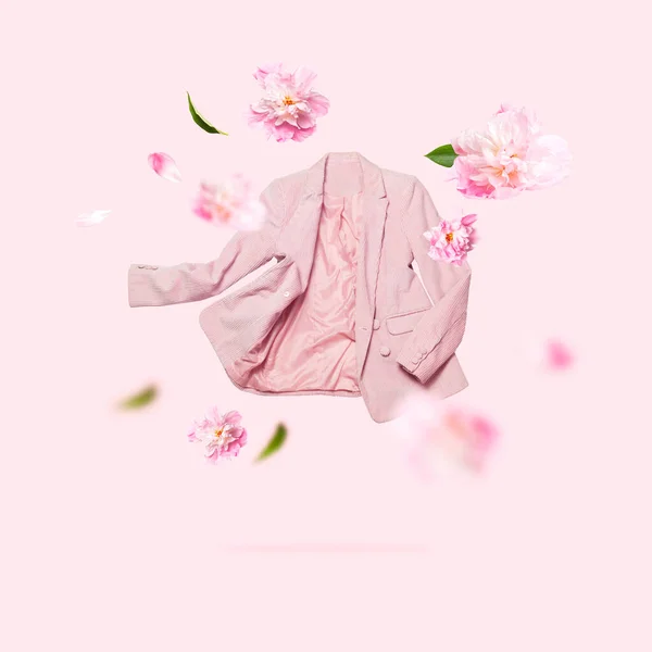 Концепція Творчого Весняного Одягу Жіночий Модний Літаючий Рожевий Блейзер Ніжні — стокове фото