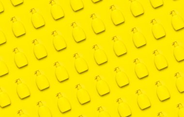 Sarı plastik plastik plastik plastik plastik şişe kabı sarı arka planda düz desenli sabun jölesi kremi şampuanı için etiketsiz temiz konteynır. Güzellik, kaplıca, markalaşma modelleri