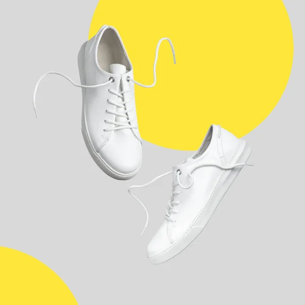 Flygande Vitt Läder Kvinnors Sneakers Isolerad Grå Bakgrund Trendiga Färger — Stockfoto