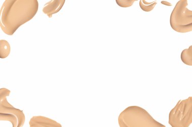 Vakıf lekelerinden çerçeve, beyaz arka planda izole edilmiş makyaj kremi. Vakıf yüz makyajı örnekleri, yüz kapatıcı dokusu. Makyaj malzemeleri, kozmetik, temel renkler paleti.