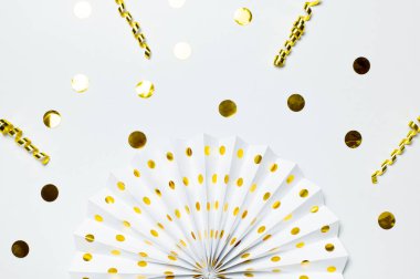 Beyaz ve altın renkli kağıt fanatikler, parti için altın konfeti, doğum günü, tatil, arka planda açık arka planda düğün. Origami. Dekoratif nesneler. Renkli soyut arka plan. Şenlikli moda arkaplan