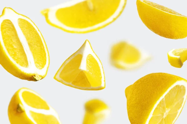 Сочные Спелые Летящие Желтые Лимоны Светло Сером Фоне Креативная Концепция — стоковое фото